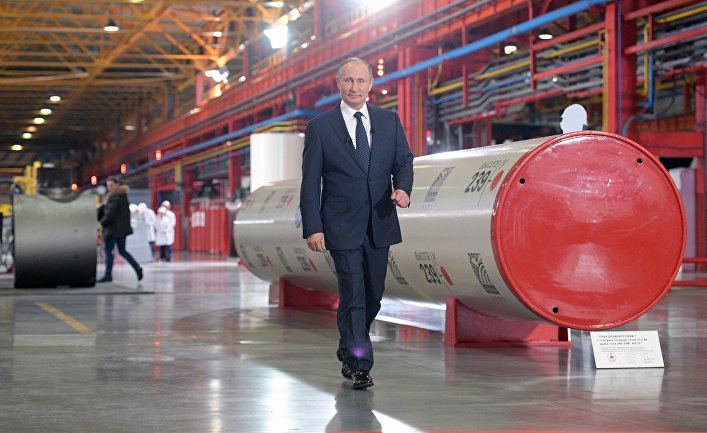 Президент РФ Владимир Путин во время посещения «Челябинского трубопрокатного завода»