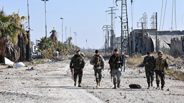 Военные сирийской армии в одном из восточных районов Алеппо. 4 декабря 2016