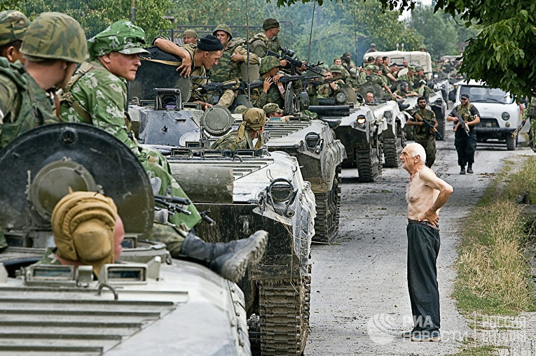 Колонна российских войск на территории Грузии