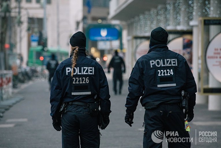 Сотрудники полиции недалеко от места теракта в Берлине