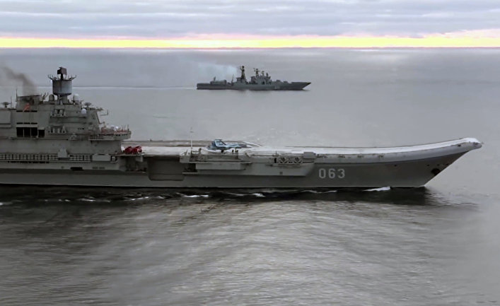 Тяжёлый авианесущий крейсер (ТАВКР) «Адмирал Кузнецов» (на первом плане) и СКР «Адмирал Григорович»