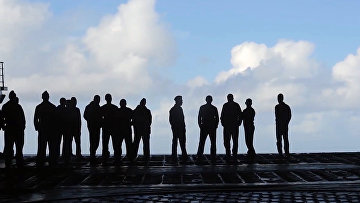 Военнослужащие на палубе тяжёлого авианесущего крейсера «Адмирал Кузнецов» у берегов Сирии в Средиземном море