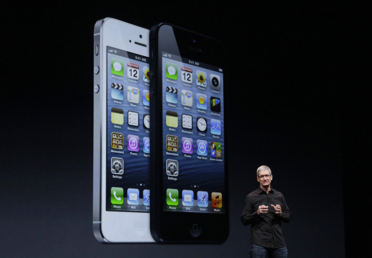 Генеральный директор Apple Тим Кук на презентации iPhone 5