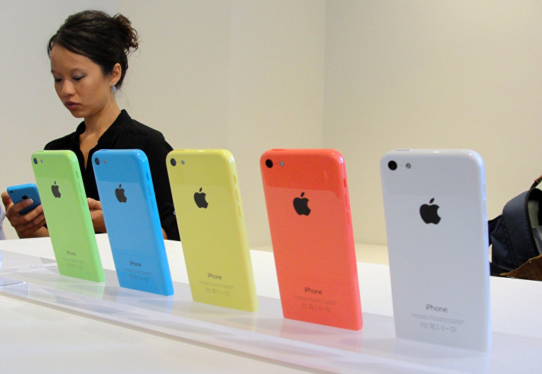 iPhone 5С на стенде в штаб-квартире компании Apple