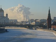 Москва-река и Кремлевская набережная в Москве в морозный день Москва-река и Кремлевская набережная в Москве в морозный день