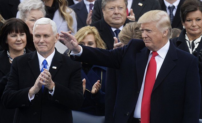 Президент США Дональд Трамп и вице-президент США Майк Пенс на церемонии инаугурации в Вашингтоне