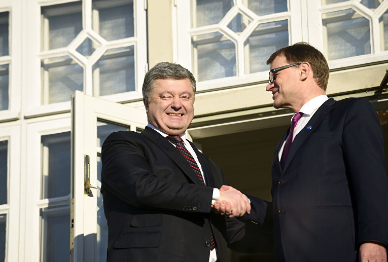 Премьер-министр Финляндии Юха Сипиля и президент Украины Петр Порошенко