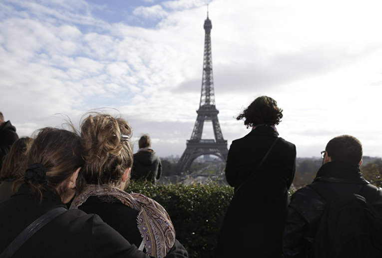 Парижане во время минуты молчания в память о жертвах терактов. 16 ноября 2015