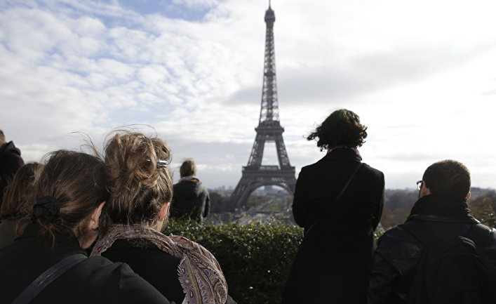 Парижане во время минуты молчания в память о жертвах терактов. 16 ноября 2015