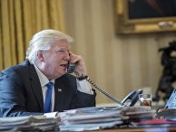 Президент США Дональд Трамп разговаривает по телефону Президент США Дональд Трамп разговаривает по телефону