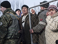 Местные жители стоят в очереди за гуманитарной помощью в Авдеевке