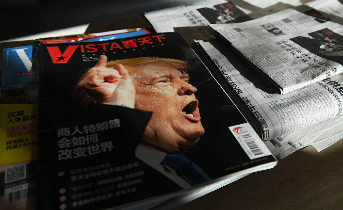 Дональд Трамп на обложке китайского журнала в газетном киоске в Пекине