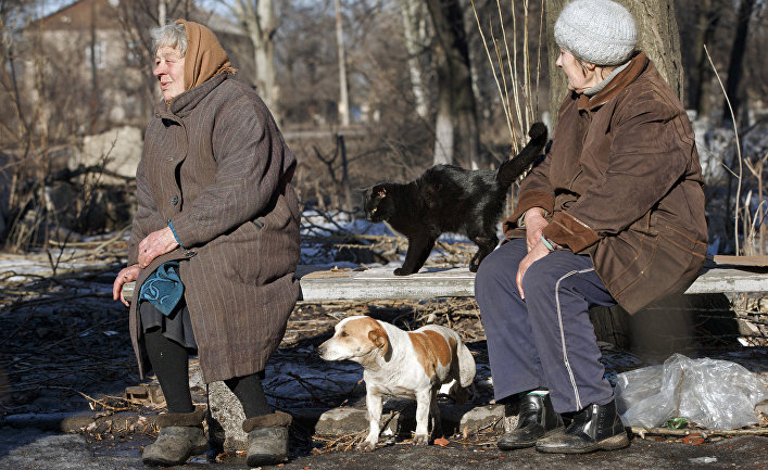 Пожилые женщины в Дебальцево