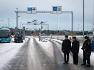 Финские и российские таможенники на пограничном пункте пропуска автомобилей МАПП "Нуйамаа" на границе Финляндии и России