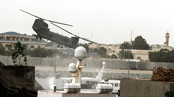 Вооруженные силы ОАЭ во время военного шоу на церемонии открытия Международной выставки вооружения IDEX 2017 в Абу-Даби