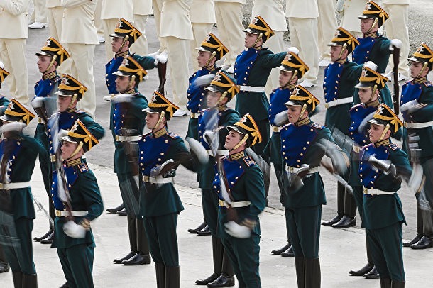 Военнослужащие Российского Президентского полка во время военного шоу на церемонии открытия Международной выставки вооружения IDEX 2017 в Абу-Даби