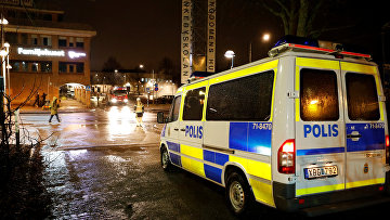 Полицейский автомобиль во время беспорядков в пригороде Стокгольма