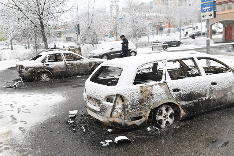 Последствия беспорядков в микрорайоне Стокгольма Ринкебю, где проживает много мигрантов