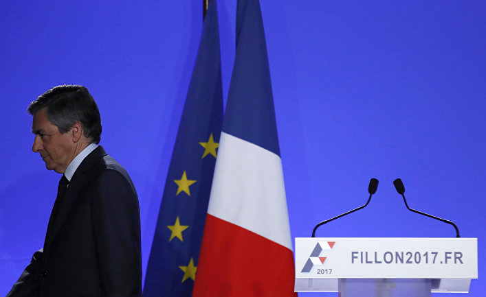 Кандидат в президенты Франции Франсуа Фийон после заявления для прессы в Париже