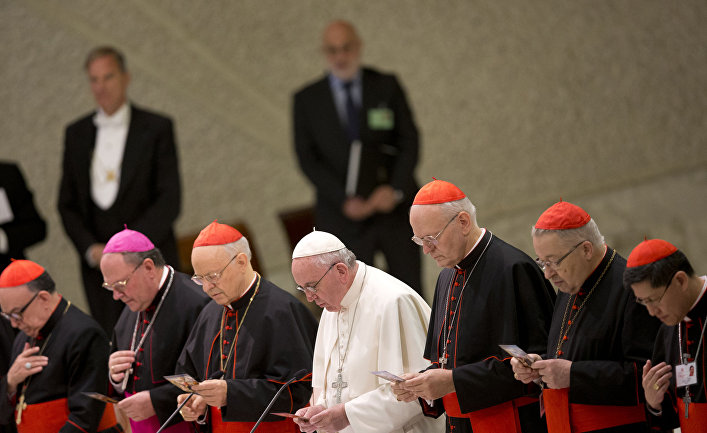 Папа Франциск молится перед заседанием Синода епископов по делам семьи