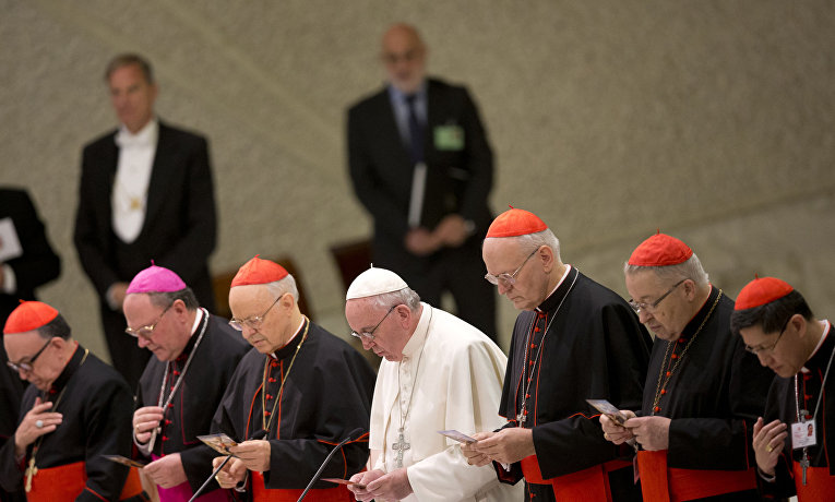 Папа Франциск молится перед заседанием Синода епископов по делам семьи