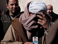 Христианин-копт Самир Муджид с фотографией своего сына Гиргиса, погибшего в Ливии