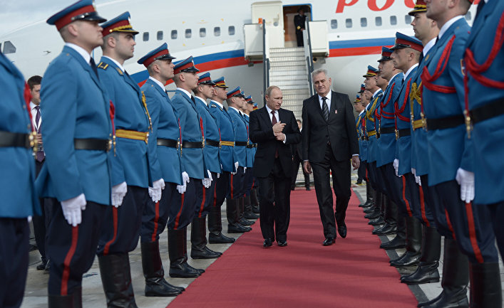 Президент России Владимир Путин и президент Сербии Томислав Николич в аэропорту Белграда