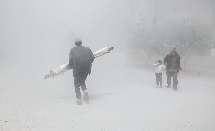 Местные жители во время воздушных ударов в пригороде Дамаска