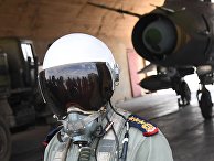 Пилот сирийских военно-воздушных сил на аэродроме "Шайрат". 8 апреля 2017 Пилот сирийских военно-воздушных сил на аэродроме "Шайрат". 8 апреля 2017