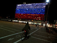 Здание мэрии в Тель-Авиве (Израиль) подсвечено в знак солидарности с Россией после взрыва в метро Санкт-Петербурга