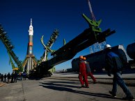 Вывоз и установка ракеты-носителя с пилотируемым кораблем "Союз МС-02" на космодроме Байконур Вывоз и установка ракеты-носителя с пилотируемым кораблем "Союз МС-02" на космодроме Байконур