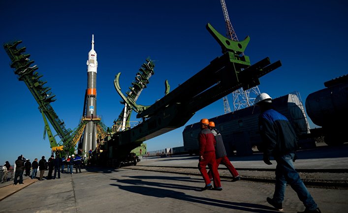 Вывоз и установка ракеты-носителя с пилотируемым кораблем "Союз МС-02" на космодроме Байконур