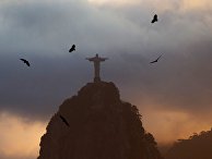 Вид на статую Христа-Искупителя на вершине горы Корковаду со смотровой площадки на горе "Сахарная голова" в Рио-де-Жанейро