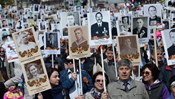 Участники марша «Бессмертный полк» во Владивостоке