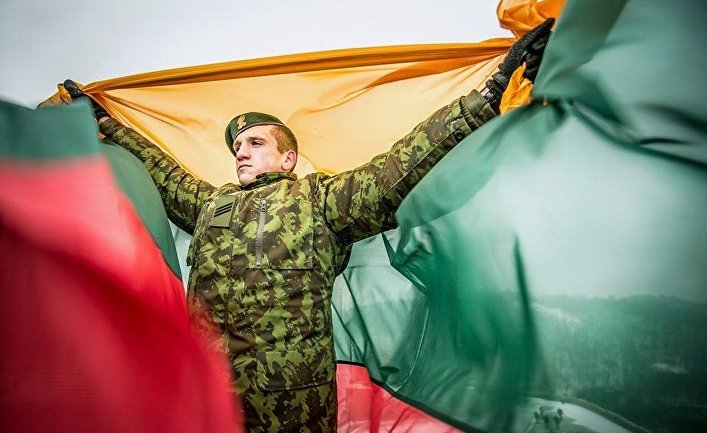 Солдат с флагом Литвы