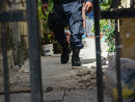 Полицейский недалеко от места преступления в Канкуне, Мексика.
