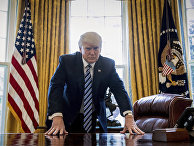 Президент США Дональд Трамп позирует в Овальном кабинете в Вашингтоне