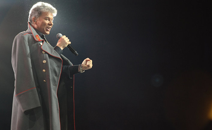 Певец Олег Газманов во время исполнения песни «Господа офицеры»