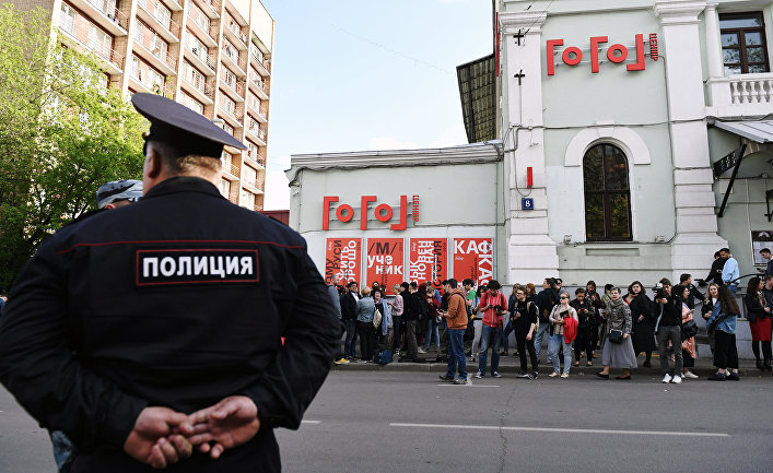 Полиция и прохожие у здания «Гоголь-центр» в Москве