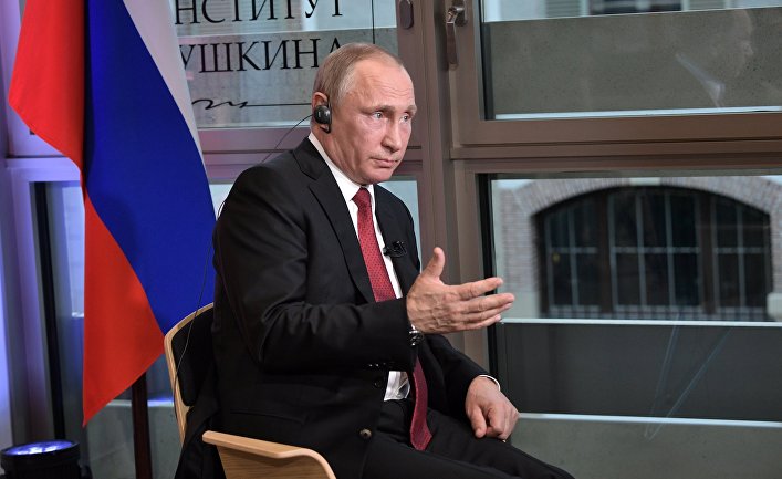 Президент РФ Владимир Путин дает интервью журналистам французского издания «Фигаро»