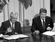 Генеральный секретарь ЦК КПСС Михаил Сергеевич Горбачев и президент США Рональд Рейган во время подписания Договора между СССР и США о ликвидации ракет средней и меньшей дальности