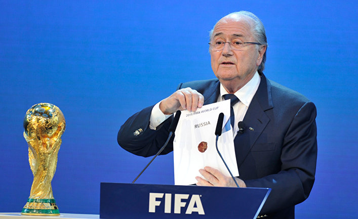 Президент Международной федерации футбольных ассоциаций (ФИФА) Йозеф Блаттер объявляет Россию страной, получившей право проведения чемпионата мира по футболу в 2018 году