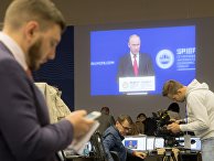 Журналисты в главном пресс-центре форума во время трансляции выступления президента РФ Владимира Путина