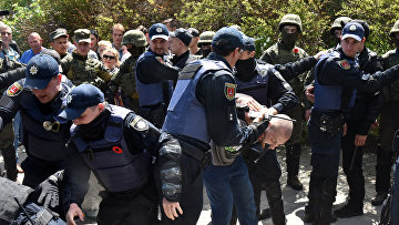 Сотрудники полиции обеспечивают порядок во время акции «Бессмертный полк» в Одессе