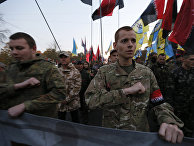 Бойцы батальона «Азов» поют гимн Украины на марше в Киеве, посвященном 72-летию образования УПА