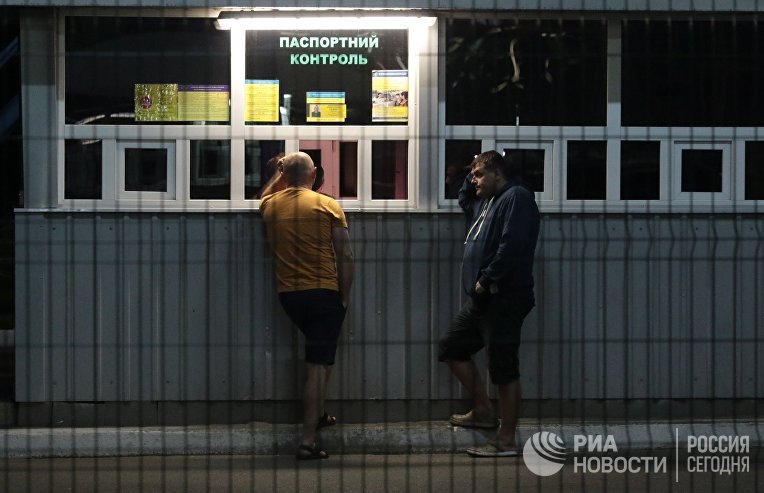 Граждане Украины на международном пункте пропуска через украинско-польскую границу