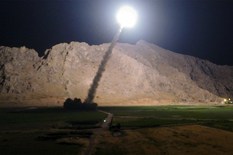 Пуск ракеты из иранского города Керманшах по позициям «Исламского государства» (запрещена в РФ)