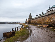 Стены Соловецкого кремля со стороны Святого озера. Спасо-Преображенский Соловецкий монастырь