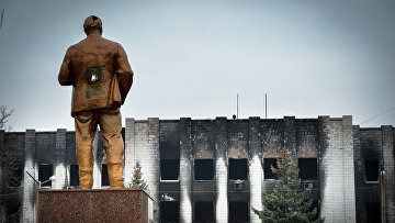 Памятник В.И. Ленину у здания городского совета в Шахтерске
