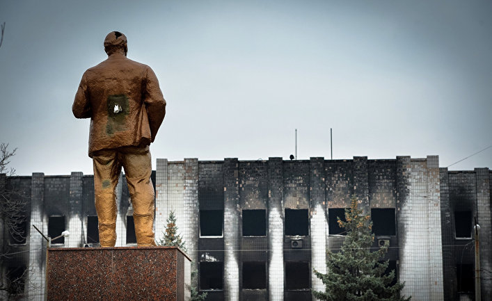 Памятник В.И. Ленину у здания городского совета в Шахтерске